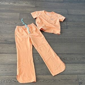 FIGS Women's Peach Scrub Set with Teal Drawstring